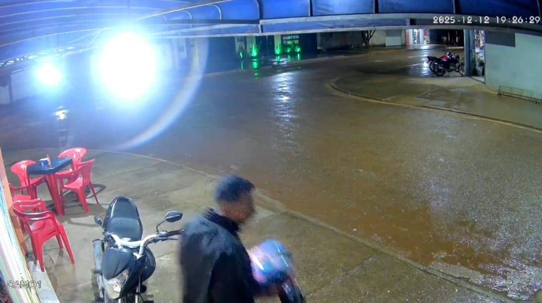 VÍDEO: Câmera de segurança flagra jovem furtando capacete de motocicleta estacionada na frente de um comércio no bairro Embratel