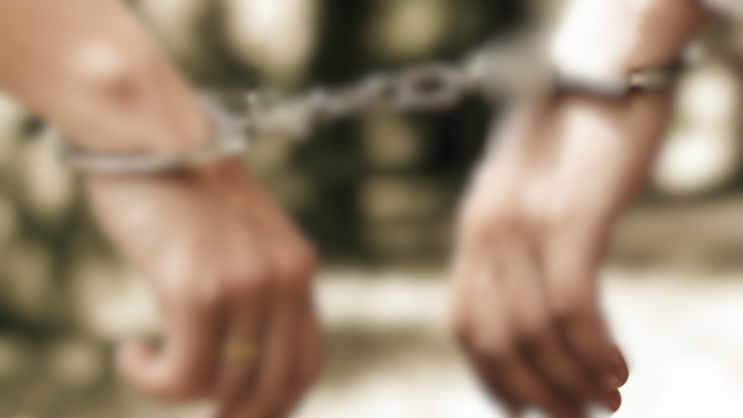 Casal acaba preso após deixar criança de 4 anos sozinha em casa e ir para casa noturna; garotinho foi encontrado por motoboy em praça pública