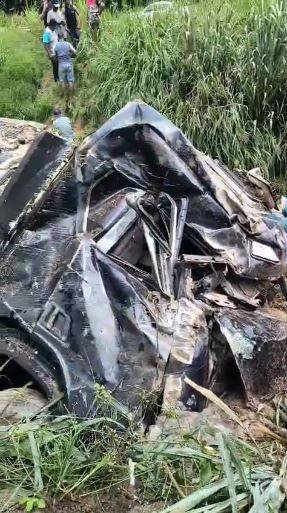 VÍDEO: carreta baú tomba em trecho crítico da BR-435; motorista foi trazido pelos bombeiros para um hospital em Vilhena