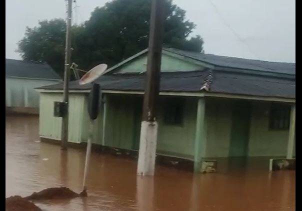 ASSISTA VÍDEOS: durante 3 horas, “dilúvio” atinge cidade no Cone Sul de Rondônia e causa “super alagamento”; prefeita comenta
