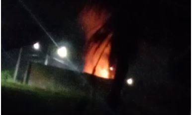PEGA FOGO O CABARÉ: após ser fechado pela polícia, prostíbulo é destruído por incêndio na zona rural de Corumbiara