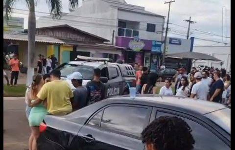 ASSISTA VÍDEOS: 2026 começa com homens e mulheres trocando porradas e PM nas ruas, em Cerejeiras