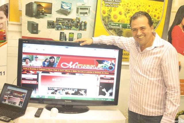 Cantor cria site dedicado à terceira idade; primeira-dama elogia iniciativa