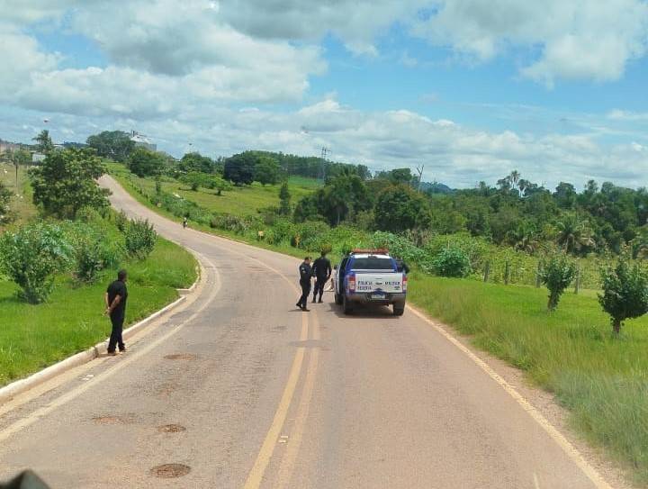 Mulher surtada invade rodovia e mobiliza Polícia Militar e Corpo de Bombeiros na cidade de Cerejeiras