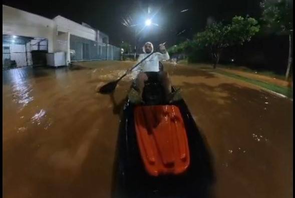ASSISTA VÍDEOS: vilhenense volta a viralizar remando caiaque em avenida transformada em rio após intenso temporal