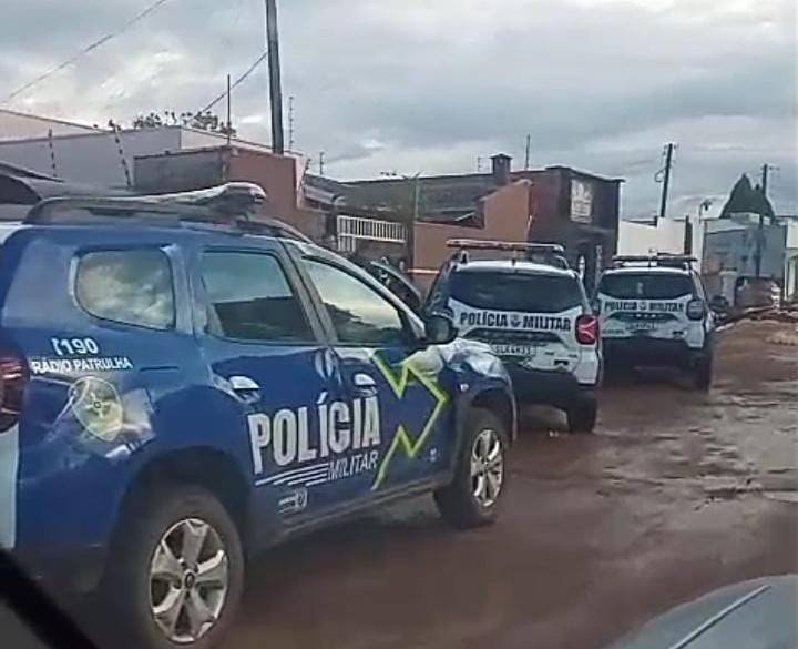 Após abordar usuário de drogas, Polícia Militar chega a traficante, que tenta se livrar de porções de maconha, em Vilhena