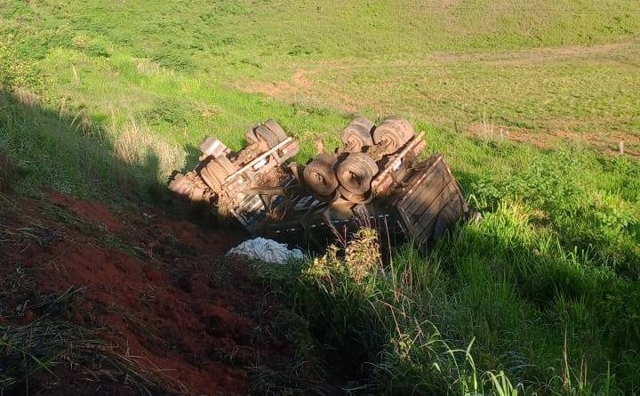 Caminhão tomba em trecho da BR 364, na saída de Vilhena para Porto Velho, mobilizando Corpo de Bombeiros e PRF