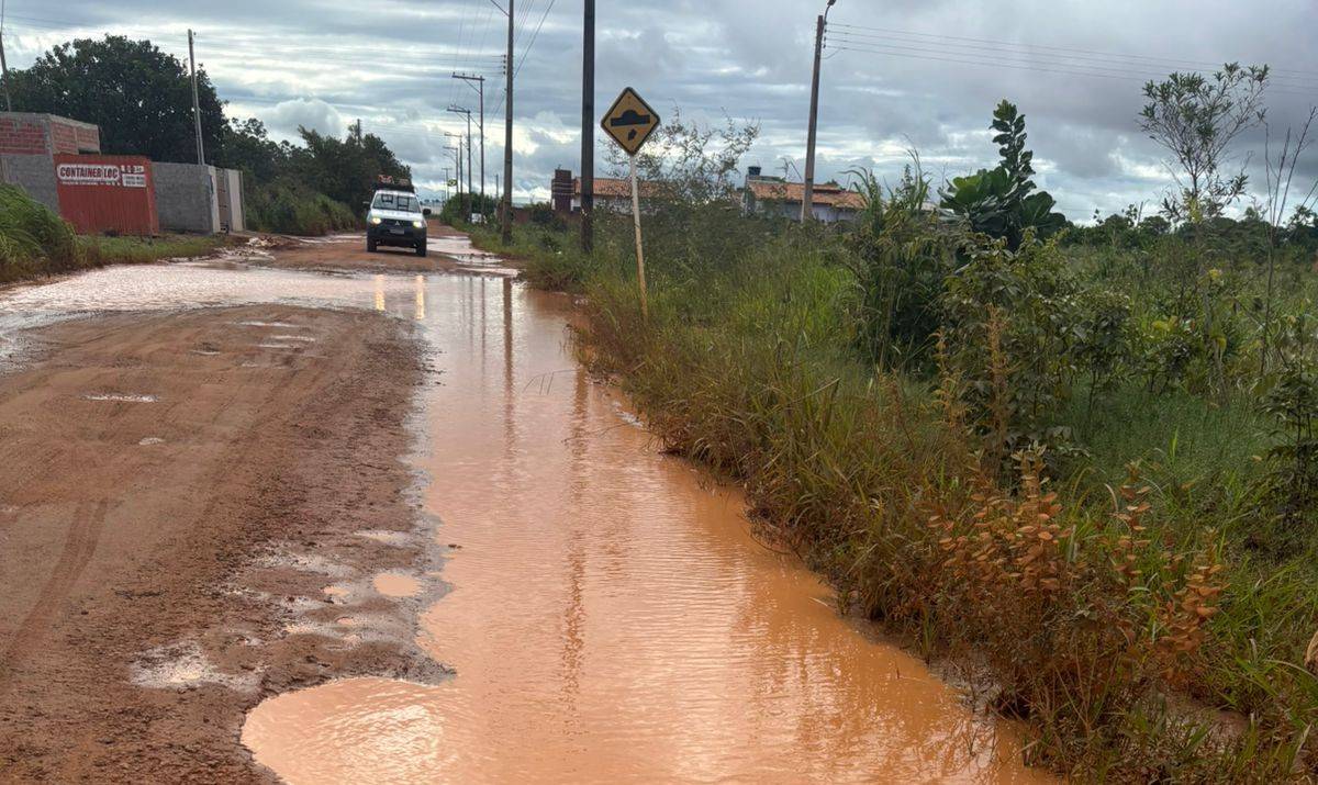 VÍDEOS E FOTOS: morador mostra ruas de terra transformadas em lamaçais em período de temporais, em Vilhena