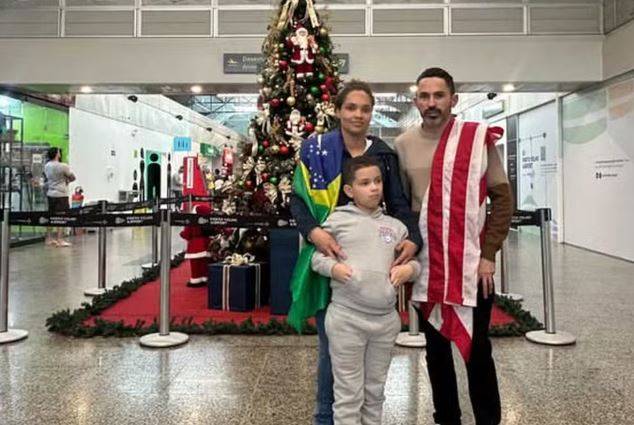 Após 6 anos vivendo ilegalmente nos EUA, família recebe R$ 16 mil para se “autodeportar” e volta para Rondônia
