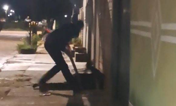 VÍDEO CHOCANTE: moradores filmam rapaz de 25 anos sendo violentamente espancado em Vilhena; confira detalhes