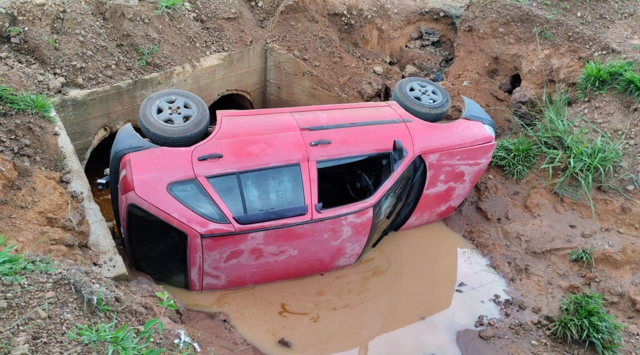 ASSISTA VÍDEO: motorista que foi parar com carro dentro de valeta em Vilhena tem 62 anos e é da cidade de Cerejeiras