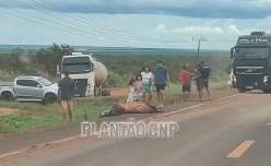 ASSISTA: vídeo mostra caminhão tombado e anta morta em trecho da BR 364; acidente aconteceu no último sábado, em MT