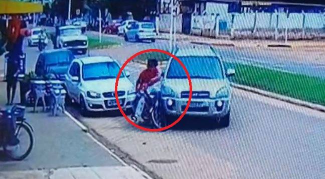 ASSISTA VÍDEO: sem capacetes, dois homens em bicicleta elétrica batem em carro e sofrem queda em avenida de Vilhena