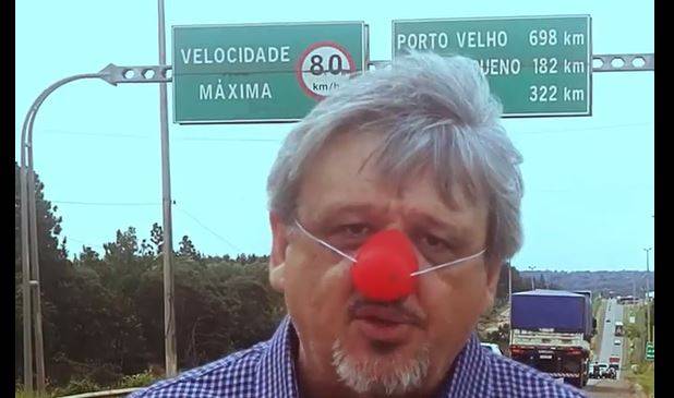 VÍDEOS: jornalista que esculachou senadores em Vilhena volta a usar nariz de palhaço para criticar cobrança de pedágios em Rondônia