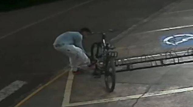 ASSISTA VÍDEO: ladrão ignora cadeado e furta bicicleta deixada estacionada na região central de Vilhena