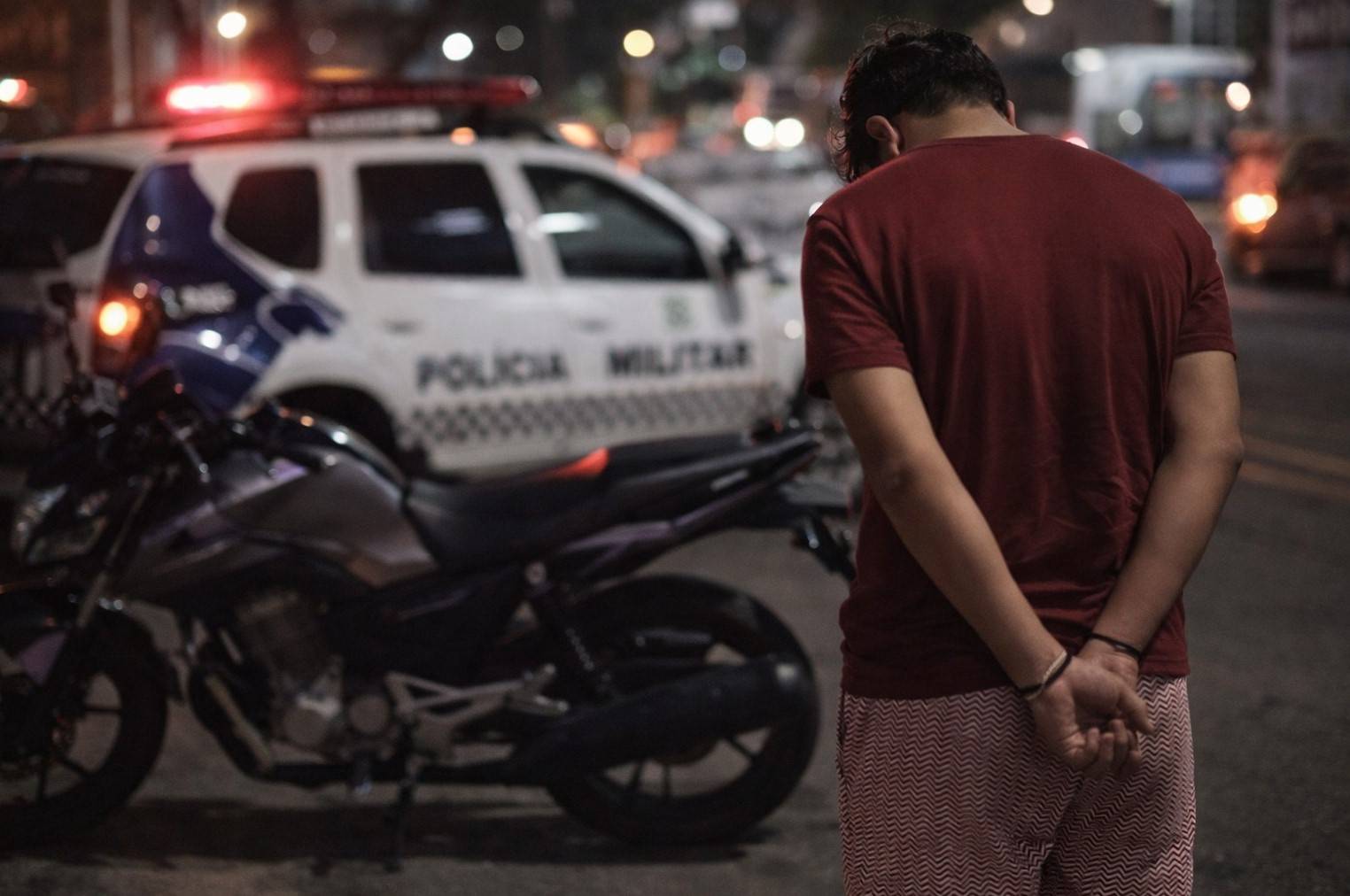 Pilotando moto e tentando fazer “gracinha para aparecer”, rapaz de 18 anos provoca perseguição policial, mas acaba preso, em Vilhena