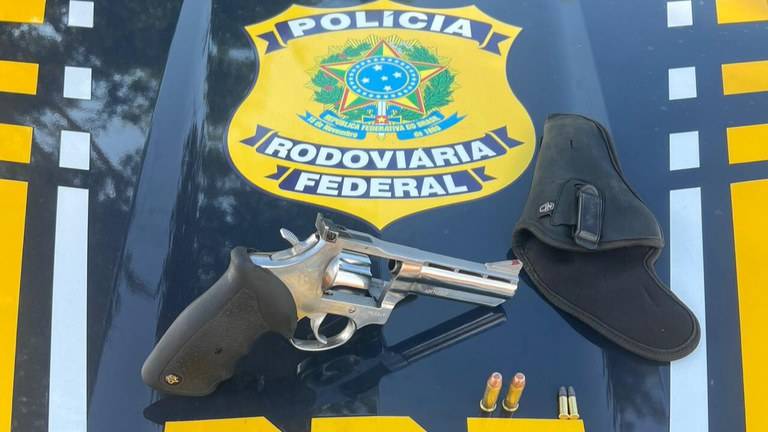 Alegando ser CAC, mas sem apresentar documentos, homem é preso pela PRF com arma de fogo irregular, em Vilhena