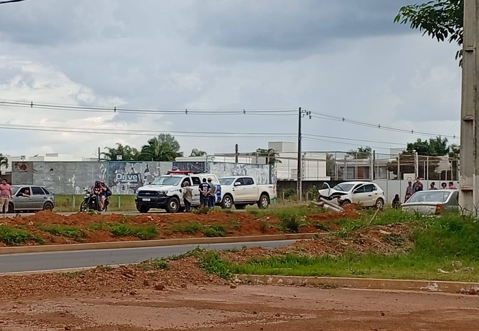 Após ser atingido por picape em trecho de rodovia em Vilhena, carro com casal a bordo sai da pista e atinge poste de concreto