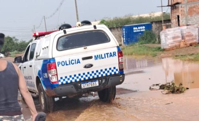 Vizinhos acionam a Polícia Militar após verem dependente químico espancando a própria mãe idosa, em Vilhena