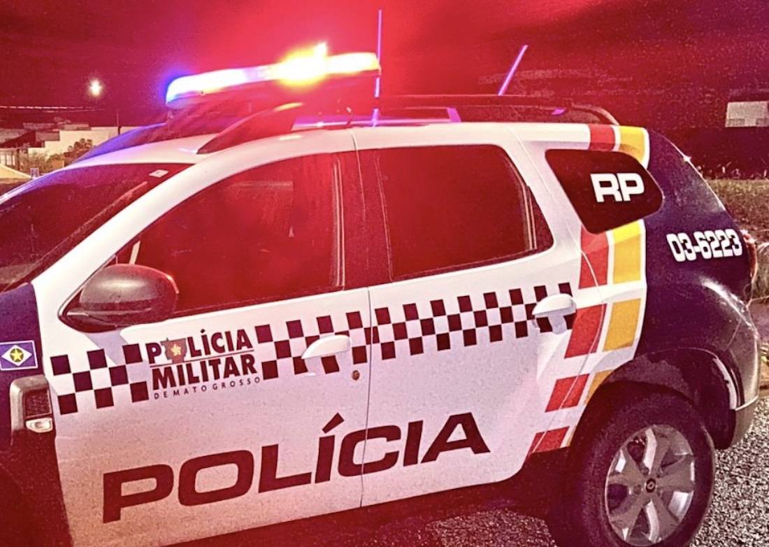 ASSISTA VÍDEO: em MT, homem preso por violência doméstica surpreende policiais, faz serenata dentro de viatura e imagens viralizam