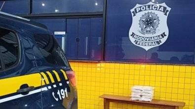 VEJA VÍDEO: PRF de Vilhena prende mulher que estava levando mais de 13 kg de “supermaconha” em ônibus para Cuiabá