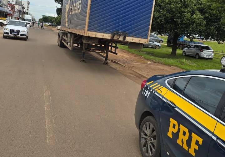 Motorista “esquece” semirreboque em avenida de Vilhena e PRF manda “guinchar” o implemento de carreta no centro da cidade