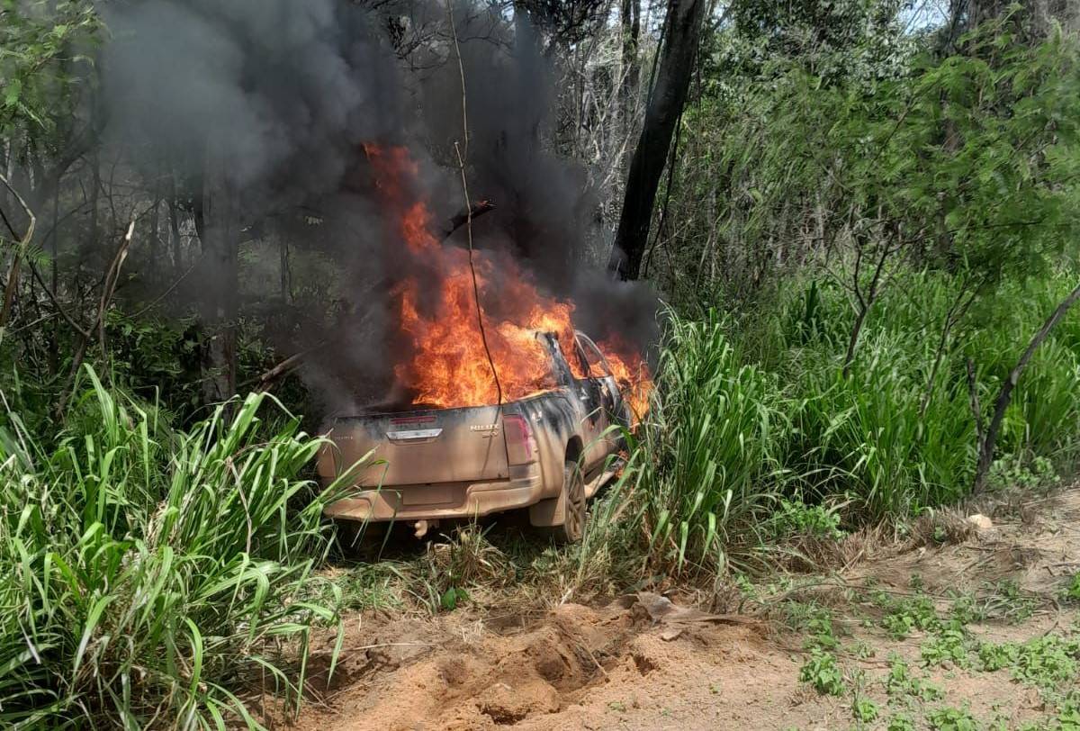 VÍDEO: morador de Vilhena sobrevive após ser “fechado” por caminhão e picape pegar fogo ao bater em árvore na BR 364
