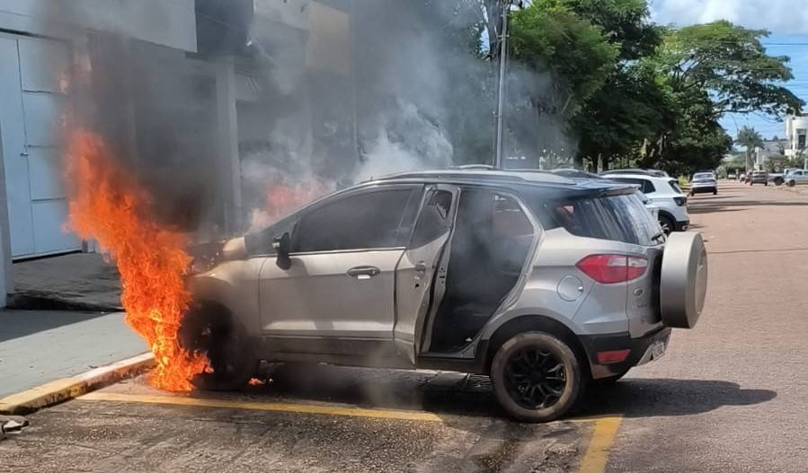 VÍDEO: com casal de idosos e criança de 3 anos a bordo, carro pega fogo no centro de Vilhena, mobilizando PMs e Bombeiros