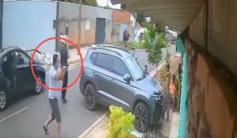 ASSISTA VÍDEO: filmado apontando arma para tomar motocicleta, sargento da PM se entrega junto com o irmão em MT