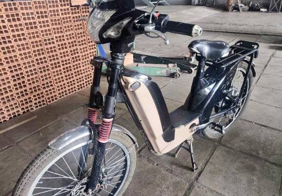 Com apenas 4 meses de uso, bicicleta elétrica comprada por cozinheira para ir trabalhar é danificada e furtada, em Vilhena