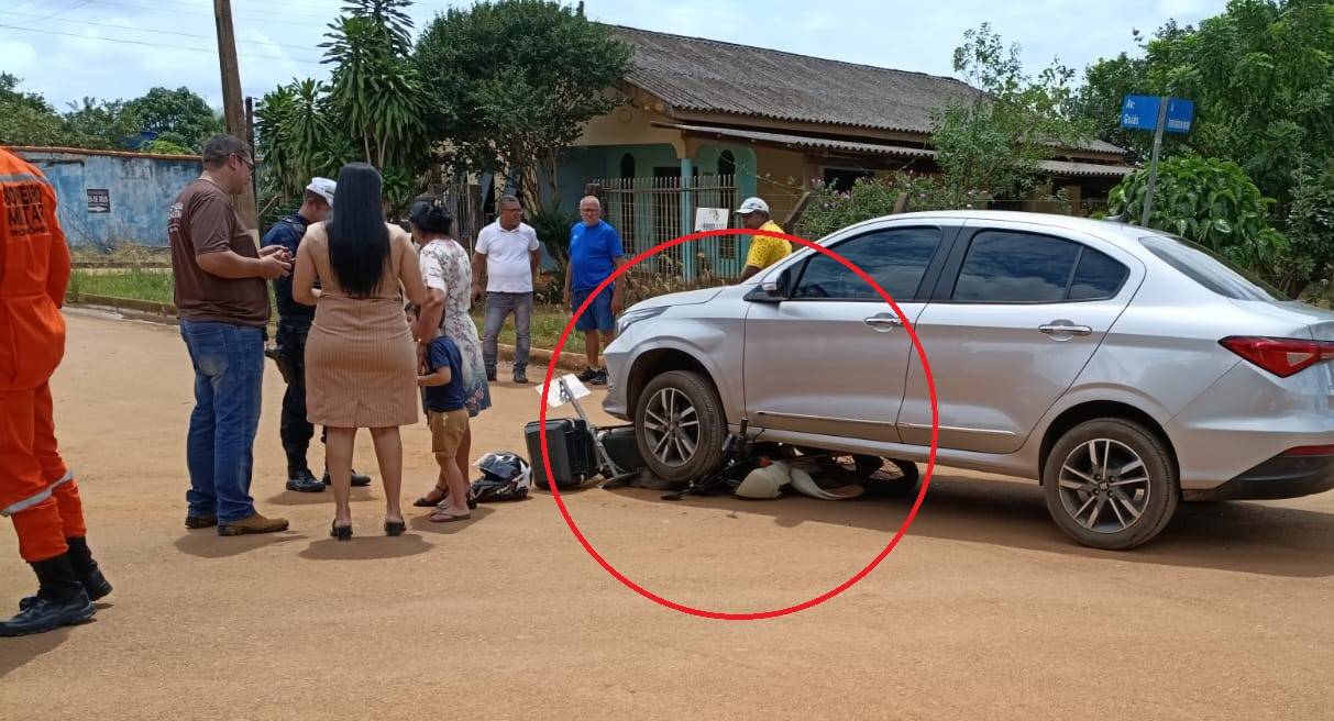 Garoto de 17 anos vai parar com motocicleta embaixo de carro, em Vilhena, e é socorrido por populares