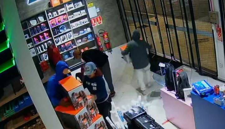 ASSISTA VÍDEOS: 2 casais de ladrões são filmados arrombando loja de informática na região central de Vilhena