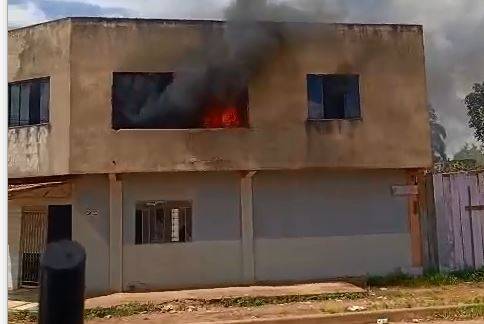 ASSISTA VÍDEO: incêndio atinge prédio abandonado usado por usuários de drogas, em Vilhena