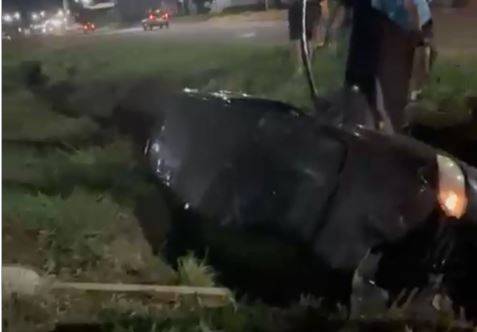 VÍDEO: com sinais de embriaguez, motorista perde controle da direção e carro cai dentro de valeta às margens da BR 364, em Vilhena