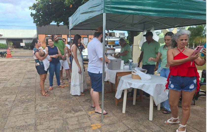 VÍDEO: barraca em praça no centro de Vilhena tem fila de espera por fatias de bolo; conheça a história da família envolvida no negócio