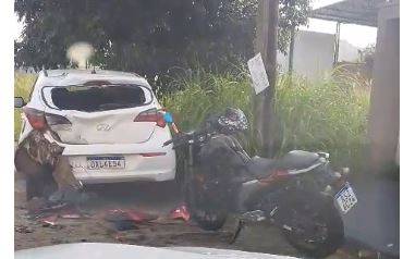 VÍDEO: rapaz de 23 anos, que teria batido com moto em carro parado, chega a hospital com sinais de embriaguez, em Vilhena