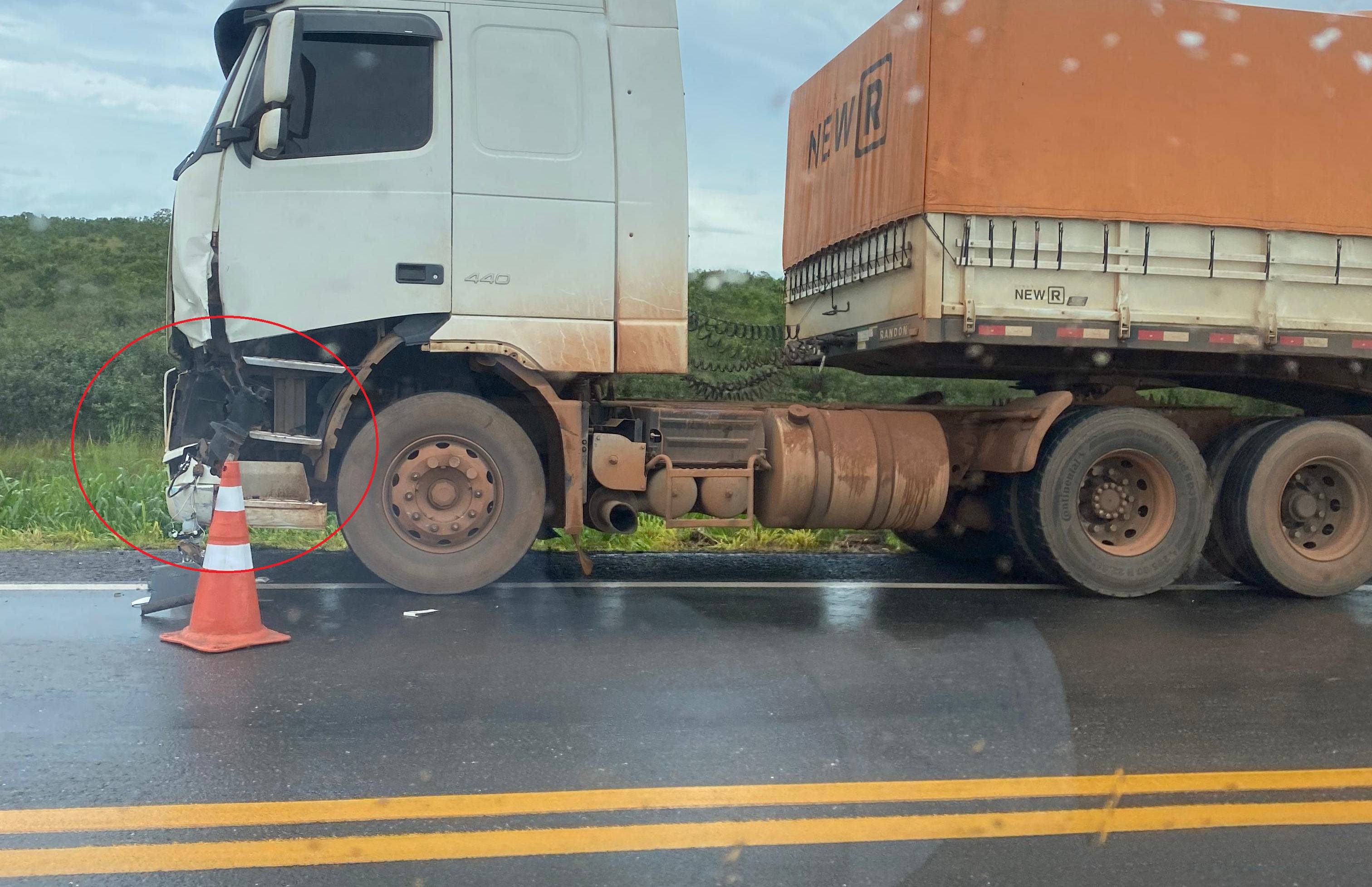 Na polícia, motorista de carreta que deixou 2 mortos na BR 364 diz que passou mal ao volante e só acordou após a tragédia