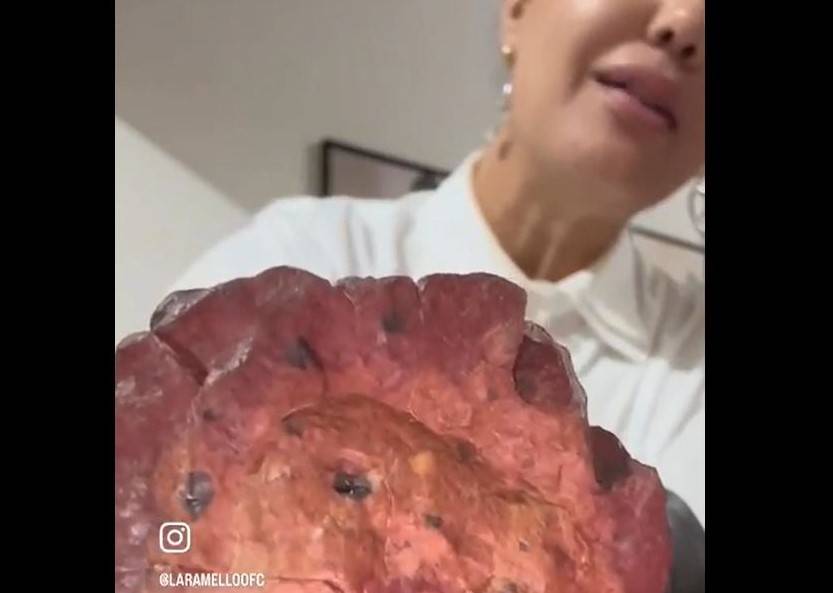 ASSISTA: influenciadora grave vídeo e mostra fragmentos de meteoritos que caíram no quintal de sua casa, em Vilhena