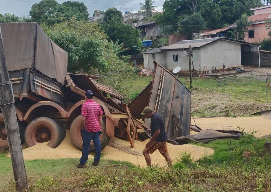 ASSISTA VÍDEO: carregada de soja, carreta “engasga” subindo morro e tomba na cidade de Colorado do Oeste
