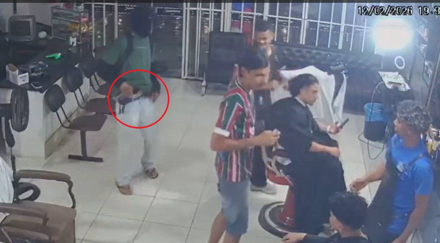 VEJA VÍDEO: ladrão e comparsa que fingia ser cliente acabam presos após assalto a barbearia com revólver de plástico, em Vilhena