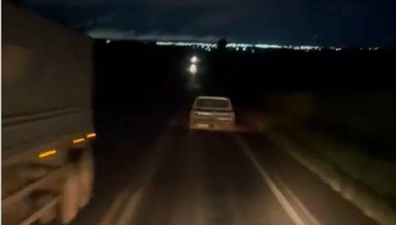 ASSISTA VÍDEO: caminhonete com luzes apagadas e andando em zigue-zague é flagrada na BR 364, nas proximidades de Vilhena