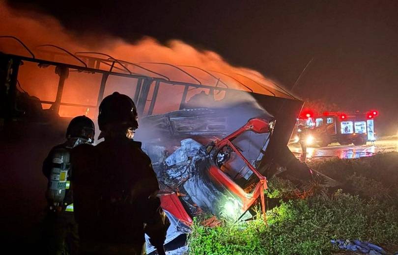 DEU TRABALHO: Bombeiros são acionados após carretas se chocarem e pegarem fogo em rodovia federal em MT
