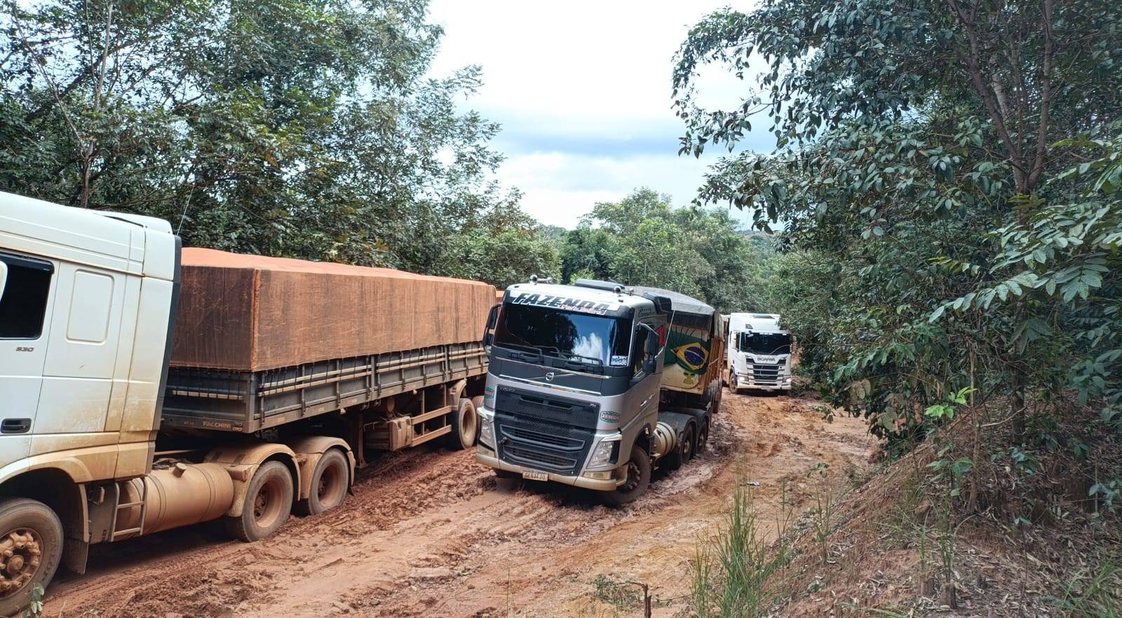 ASSISTA VÍDEOS: motorista de Cerejeiras está há 3 dias com carreta atolada em rodovia de terra que liga Vilhena a Juína