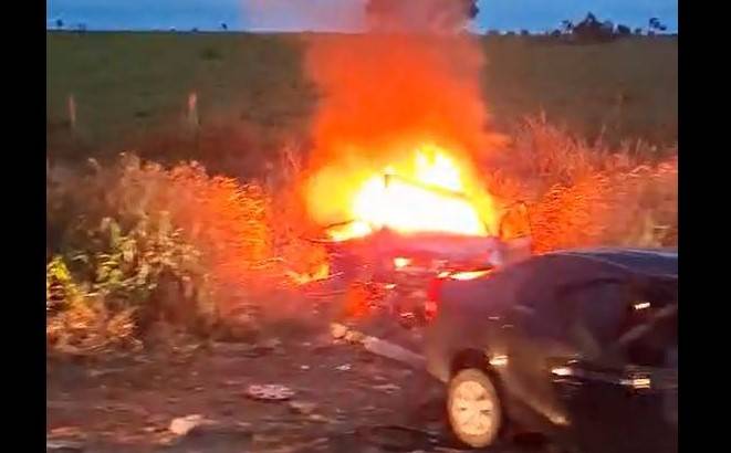 VÍDEO: outro acidente envolve funcionários da Nova 364, em Rondônia; carro de idoso, que teria invadido pista contrária, pega fogo