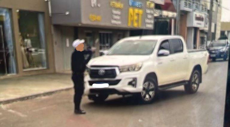 Empresário em fuga após amassar carro em bar é parado por PM e tem arma apontada em sua direção no centro da Vilhena