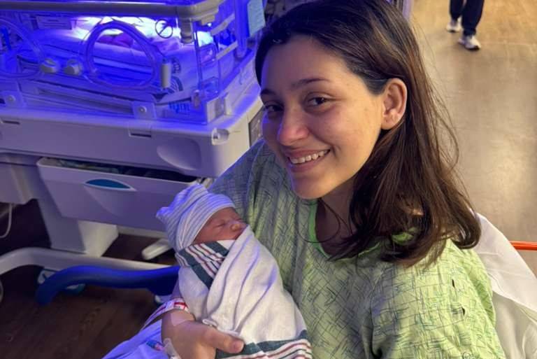 Ex-moradora de Cerejeiras recusa aborto e, enquanto luta contra o câncer nos EUA, descobre novo tumor; saiba como ajudar