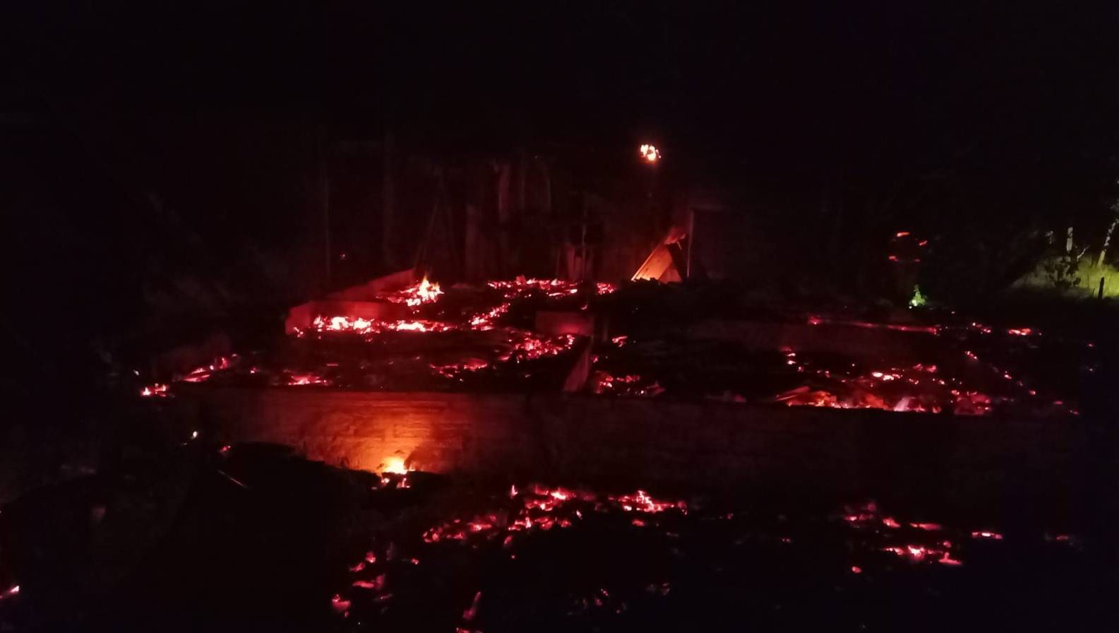 ASSISTA VÍDEOS: casa é destruída pelo fogo na zona rural de Vilhena; indícios são de que incêndio teria sido criminoso