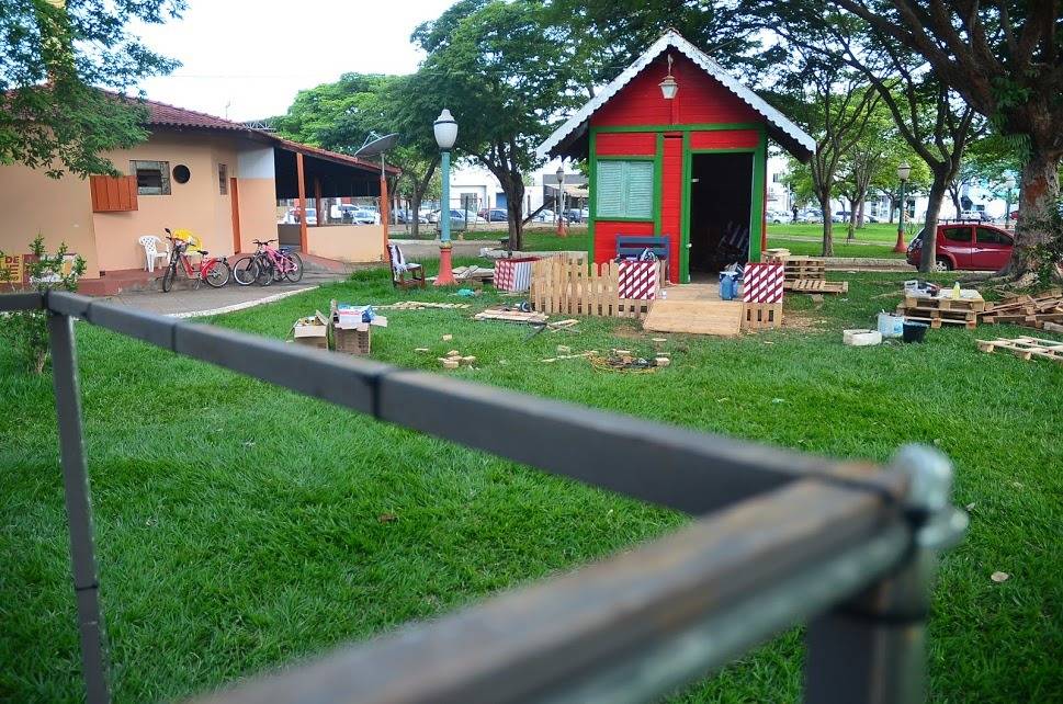 Quatro adolescentes são flagrados com maconha próximo a posto da PM em praça no centro de Vilhena