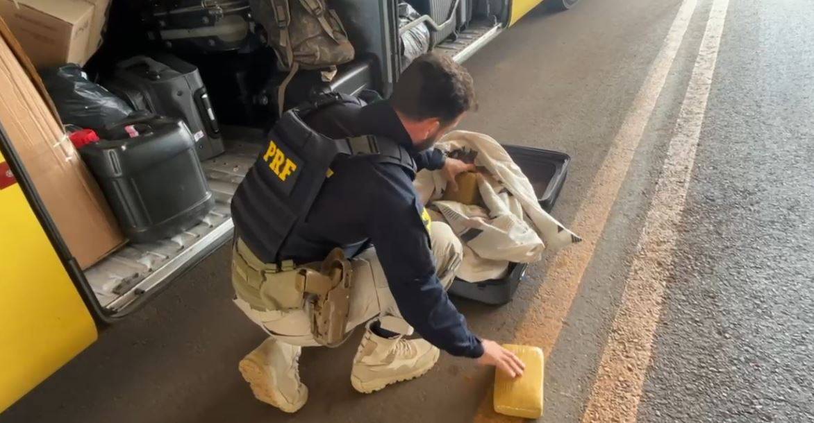 Em Vilhena, equipe da PRF apreende 20 kg de supermaconha em ônibus que ia de Porto Velho Para Cuiabá