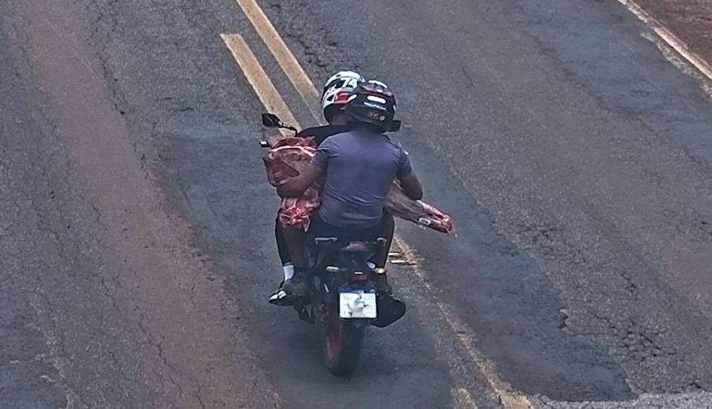 FOTOS: polícia identifica 11 ladrões e recupera 2 mil quilos de carnes furtadas após caminhão de Vilhena tombar em rodovia de MT